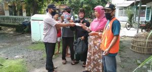 Tim Tlasih Saat Menyerahkan Masker