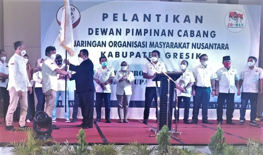 H. Sueb Abdillah (Jas Hitam) saat menerima bendera Pataka Joman dari Ketua DPD Joman Jatim, Arief Choirie, pada acara Pelantikan DPC Joman Gresik, di Hotel Aston Gresik, Kamis (11/3/2021).