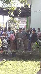 Foto warga tanpa masker dan menurunkan masker hingga dagu