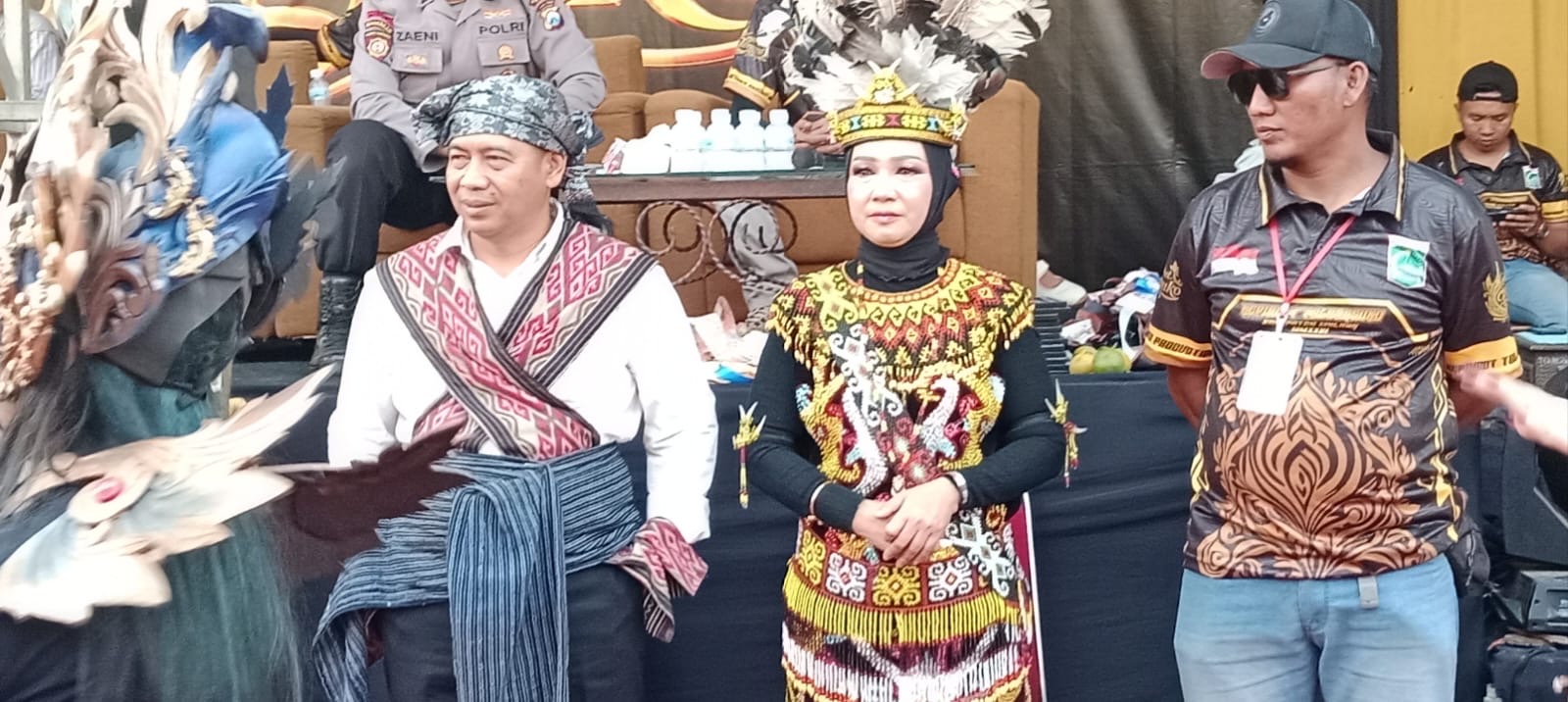Kepala desa Talangsuko beserta istri dan Ketua panitia karnaval foto W2